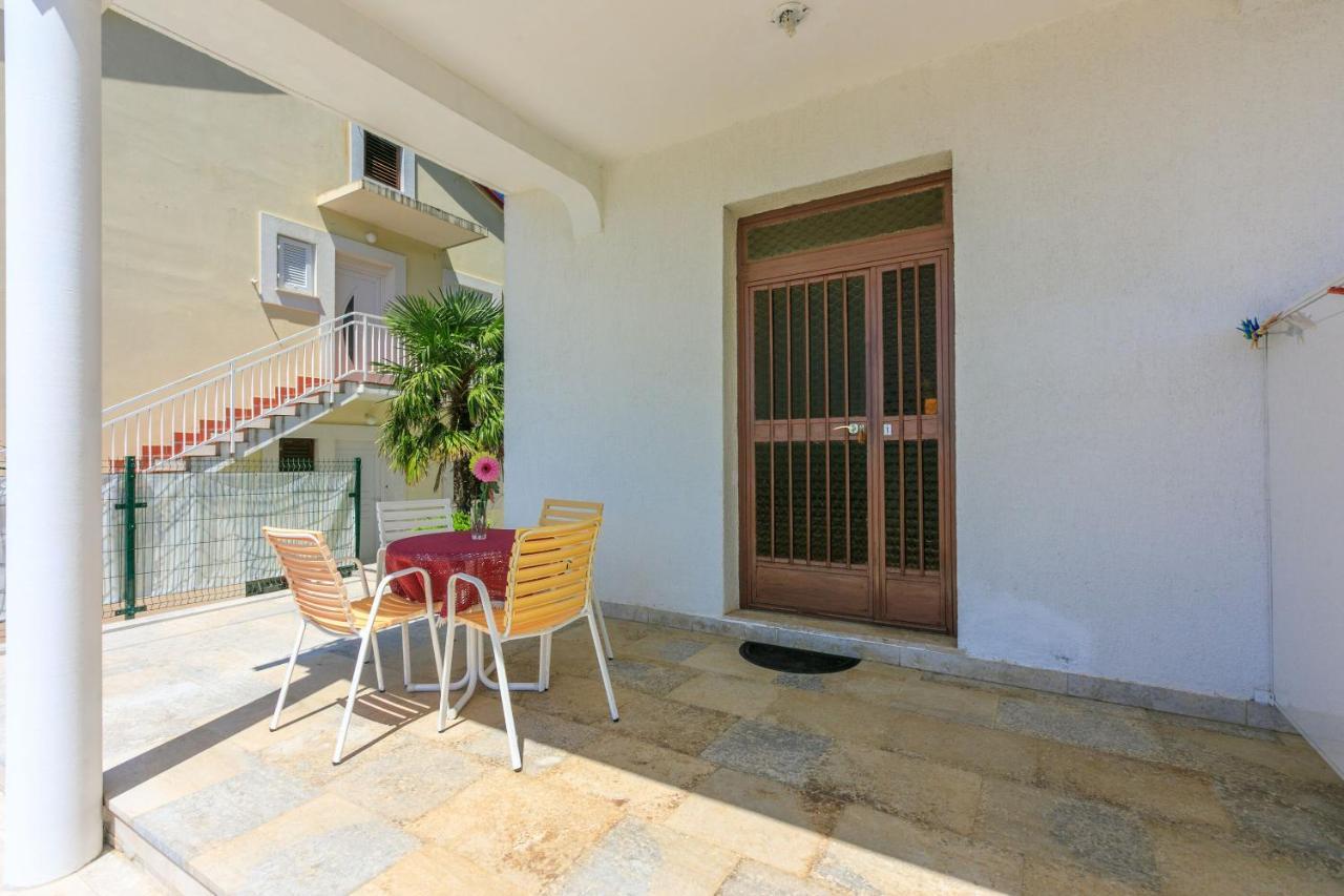 דראמליי Apartments Laura מראה חיצוני תמונה