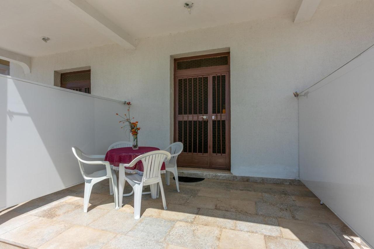 דראמליי Apartments Laura מראה חיצוני תמונה